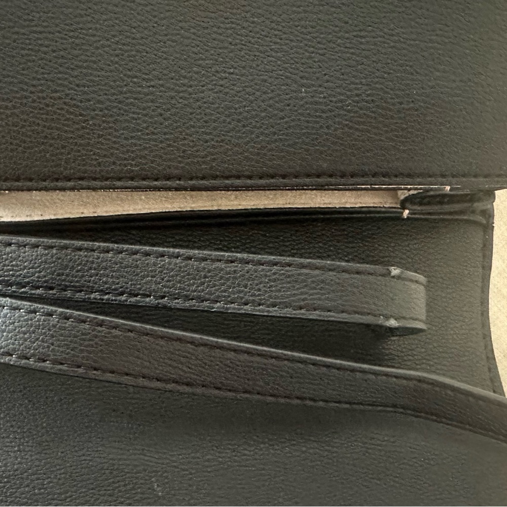 Quince Classic Black Crossbody Bag - Picture 5 of 5